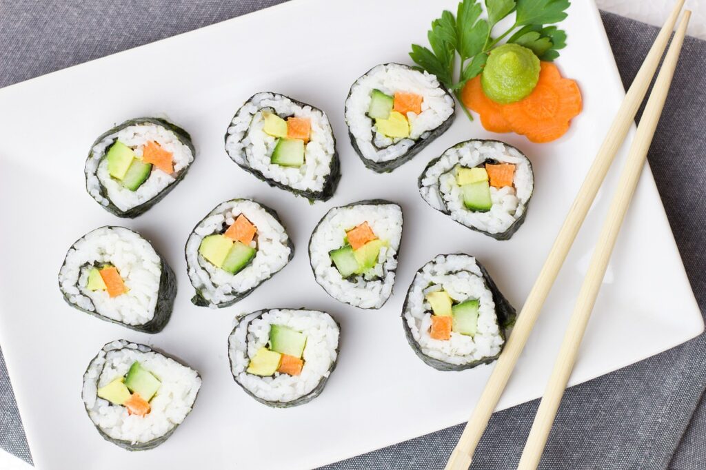 Sushi na zamówienie w Krakowie: Rozkoszuj się smakiem Japonii bez wychodzenia z domu